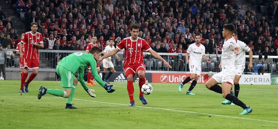 UEFA Champions League FC Bayern Munich Sevilla FC Quarter-finals Relegation Quarter Finals 2nd leg 11 04 2018 at Allianz Arena Season 2017 18 xmdx Joaquin CORREA 11 Sevilla FC misses on the right Sven ULREICH 26 goal Bayern Munich Muenchen FC Bayern Munich Sevilla FC