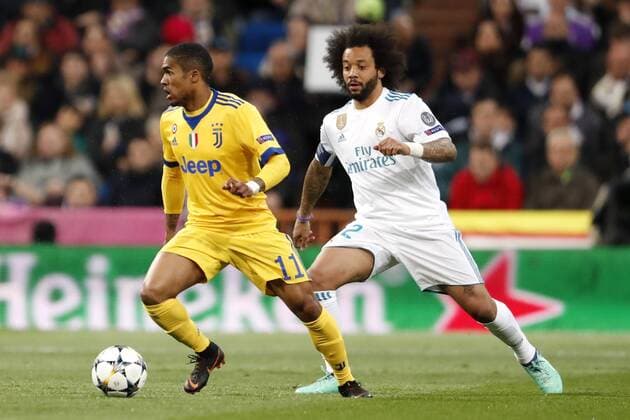 (l-r) Douglas Costa of Juventus FC, Marcelo of Real Madrid during the UEFA Champions League quarter final match between Real Madrid and Juventus FC at the Santiago Bernabeu stadium on April 11, 2018 in Madrid, Spain UEFA Champions League 2017 2018 xVIxVIxImagesx xMauricexvanxSteenxIVx 10619074