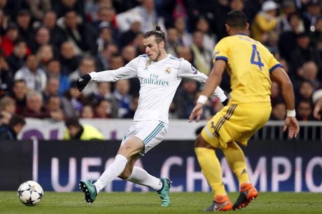 (l-r) Gareth Bale of Real Madrid, Medhi Benatia of Juventus FC during the UEFA Champions League quarter final match between Real Madrid and Juventus FC at the Santiago Bernabeu stadium on April 11, 2018 in Madrid, Spain UEFA Champions League 2017 2018 xVIxVIxImagesx xMauricexvanxSteenxIVx 10619100