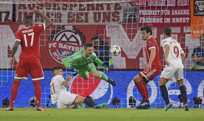 11 04 2018 Football UEFA Champions League 2017 2018 Quarter-finals 2nd leg FC Bayern Munich Sevilla FC at Allianz Arena Munich Goalkeeper Sven Ulreich FC Bayern Munich fly over Joaquin Correa FC Sevilla