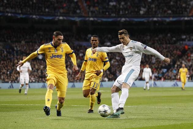 Fußball, CL, Real Madrid - Juventus Turin (l-r) Mattia De Sciglio of Juventus FC, Douglas Costa of Juventus FC, Cristiano Ronaldo of Real Madrid during the UEFA Champions League quarter final match between Real Madrid and Juventus FC at the Santiago Bernabeu stadium on April 11, 2018 in Madrid, Spain UEFA Champions League 2017 2018 xVIxVIxImagesx xMauricexvanxSteenxIVx 10619158