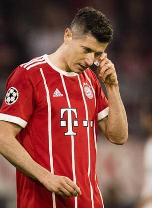 Munich 11 04 2018 Robert Lewandowski FCB cools his thick eye with an ice cube Bayern Munich FC Sevilla