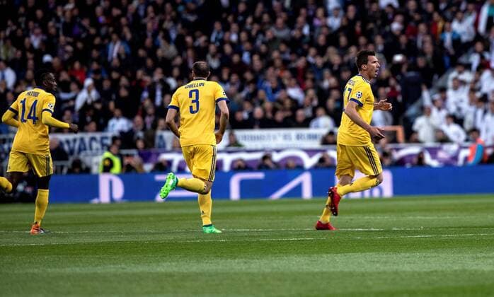 Fußball, CL, Real Madrid - Juventus Turin Juventus Croatian striker Mario Mandzukic (R) jubilates the first goal of the team against Real Madird during the UEFA Champions League quarter final second leg match between Real Madrid and Juventus at the Santiago Bernabeu stadium in Madrid, Spain, 11 April 2018. REAL MADRID VS. JUVENTUS !ACHTUNG: NUR REDAKTIONELLE NUTZUNG!  Copyright: xRodrigoxJimenezx MAD03 20180411-636590777895774155
