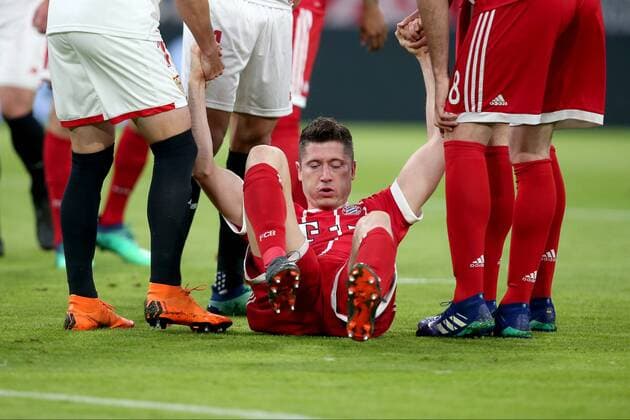 Robert Lewandowski Bayern Munich 9 on the ground FC Bayern Munich vs Sevilla FC Champions League Quarter-Finals Soccer 11 04 2018 Muenchen Copyright: xLanger Eibner-Pressefotox EP_HLR