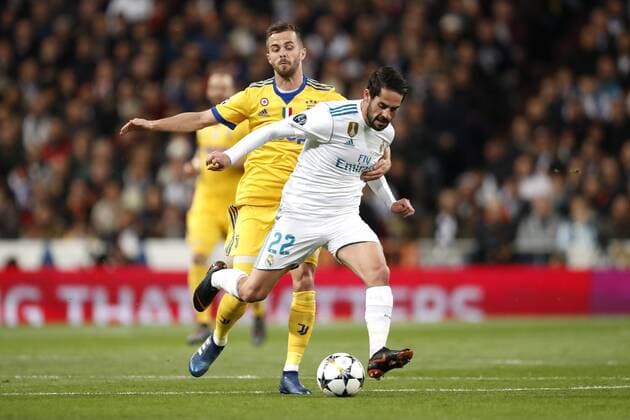 Fußball, CL, Real Madrid - Juventus Turin (l-r) Miralem Pjanic of Juventus FC, Isco of Real Madrid during the UEFA Champions League quarter final match between Real Madrid and Juventus FC at the Santiago Bernabeu stadium on April 11, 2018 in Madrid, Spain UEFA Champions League 2017 2018 xVIxVIxImagesx xMauricexvanxSteenxIVx 10619219