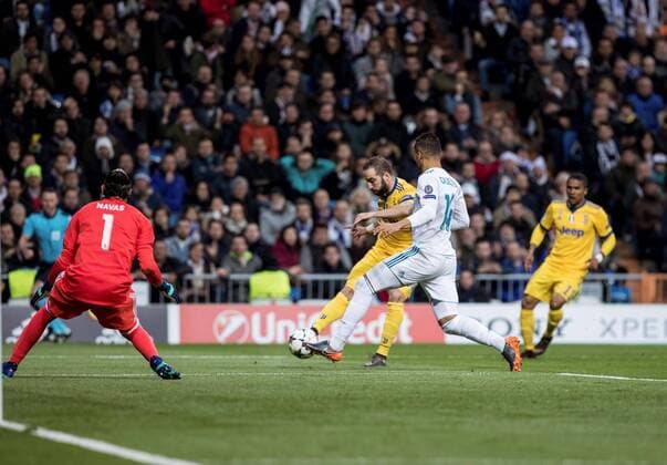 Fußball, CL, Real Madrid - Juventus Turin Juventus Argentinian striker Gonzalo Higuain (C) vies for the ball with Real Madird s Casemiro (2R) during the UEFA Champions League quarter final second leg match between Real Madrid and Juventus at the Santiago Bernabeu stadium in Madrid, Spain, 11 April 2018. REAL MADRID VS. JUVENTUS !ACHTUNG: NUR REDAKTIONELLE NUTZUNG!  Copyright: xRodrigoxJimenezx MAD04 20180411-636590778529396548