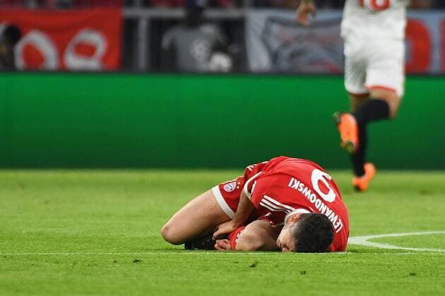 11 04 2018 xjhx Football Champions League Bayern Muenchen FC Sevilla emspor v l Robert Lewandowski FC Bayern Munich is on the ground Munich