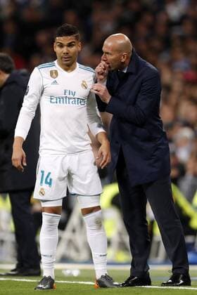 Fußball, CL, Real Madrid - Juventus Turin (l-r) Casemiro of Real Madrid, coach Zinedine Zidane of Real Madrid during the UEFA Champions League quarter final match between Real Madrid and Juventus FC at the Santiago Bernabeu stadium on April 11, 2018 in Madrid, Spain UEFA Champions League 2017 2018 xVIxVIxImagesx xMauricexvanxSteenxIVx 10619220