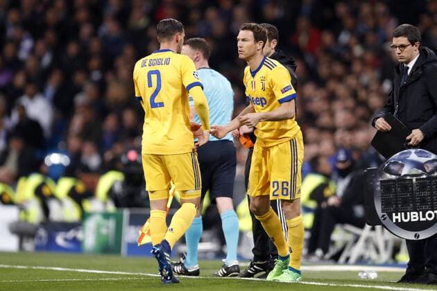 (l-r) Mattia De Sciglio of Juventus FC, Stephan Lichtsteiner of Juventus FC during the UEFA Champions League quarter final match between Real Madrid and Juventus FC at the Santiago Bernabeu stadium on April 11, 2018 in Madrid, Spain UEFA Champions League 2017 2018 xVIxVIxImagesx xMauricexvanxSteenxIVx 10619221