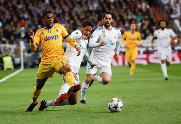 Fußball, CL, Real Madrid - Juventus Turin Juventus Douglas Costa (L) vies for the ball with Real Madird s Raphael Varane during the UEFA Champions League quarter final second leg match between Real Madrid and Juventus at the Santiago Bernabeu stadium in Madrid, Spain, 11 April 2018. REAL MADRID VS. JUVENTUS !ACHTUNG: NUR REDAKTIONELLE NUTZUNG!  Copyright: xJuanJoxMartinx MAD05 20180411-636590780376897574