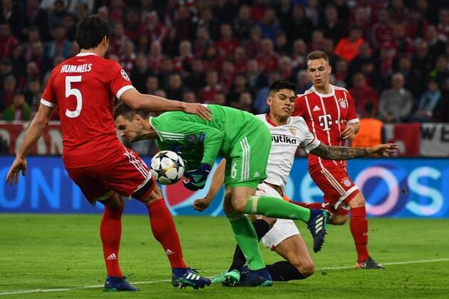 11 04 2018 xjhx Football Champions League FC Bayern Muenchen FC Sevilla emspor v Mats Hummels FC Bayern Munich Muenchen Sven Ulreich FC Bayern Munich Muenchen Joaquin Correa Sevilla FC Muenchen