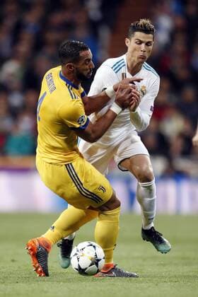 Bilder des Tages - SPORT (l-r) Medhi Benatia of Juventus FC, Cristiano Ronaldo of Real Madrid during the UEFA Champions League quarter final match between Real Madrid and Juventus FC at the Santiago Bernabeu stadium on April 11, 2018 in Madrid, Spain UEFA Champions League 2017 2018 xVIxVIxImagesx xMauricexvanxSteenxIVx 10619236