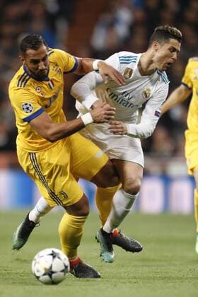 Fußball, CL, Real Madrid - Juventus Turin (l-r) Medhi Benatia of Juventus FC, Cristiano Ronaldo of Real Madrid during the UEFA Champions League quarter final match between Real Madrid and Juventus FC at the Santiago Bernabeu stadium on April 11, 2018 in Madrid, Spain UEFA Champions League 2017 2018 xVIxVIxImagesx xMauricexvanxSteenxIVx 10619237