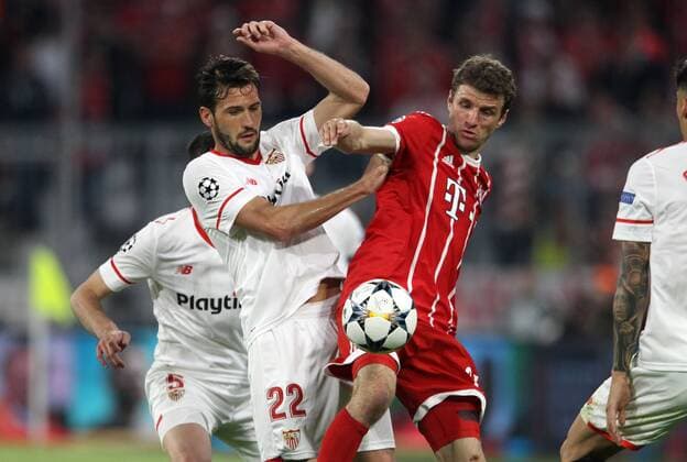 UEFA Champions League FC Bayern Munich Sevilla FC Quarter-finals Relegation Quarter Finals 2nd leg 11 04 2018 in the Allianz Arena Season 2017 18 xmdx Franco VAZQUEZ 22 Sevilla FC Thomas MUELLER MUELLER 25 FC Bayern Muenchen FC Bayern Muenchen Sevilla FC