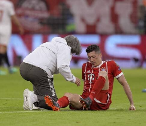 11 04 2018 Football UEFA Champions League 2017 2018 Quarter-finals 2nd leg FC Bayern Munich Sevilla FC at Allianz Arena Munich Robert Lewandowski Bayern Munich injured with a violet on his left eye