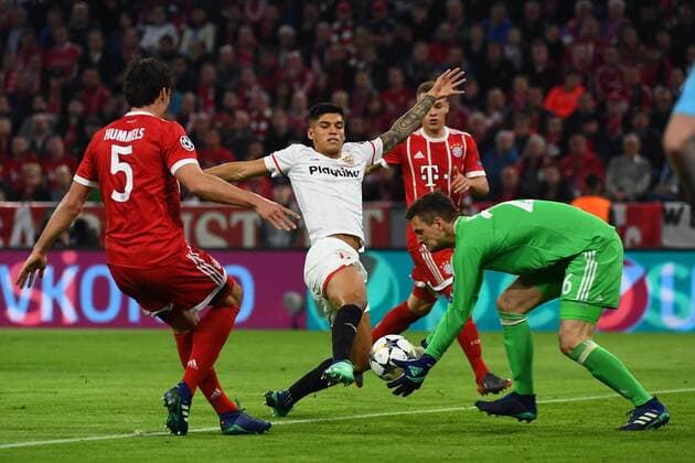 11 04 2018 xjhx Football Champions League FC Bayern Muenchen FC Sevilla emspor v Mats Hummels FC Bayern Munich Muenchen Sven Ulreich FC Bayern Munich Muenchen Joaquin Correa Sevilla FC Muenchen