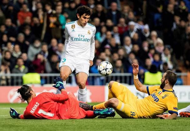 Juventus Gonzalo Higuain (R) vies for the ball with Real Madrid s Jesus Vallejo (C) and goalkeeper Keylor Navaw during the UEFA Champions League quarter final second leg match between Real Madrid and Juventus at the Santiago Bernabeu stadium in Madrid, Spain, 11 April 2018. REAL MADRID VS. JUVENTUS !ACHTUNG: NUR REDAKTIONELLE NUTZUNG!  Copyright: xRodrigoxJimenezx MAD09 20180411-636590785491296539