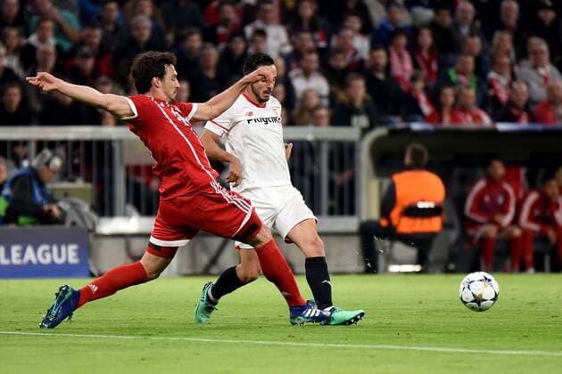 Mats Hummels FC Bayern Muenchen Pablo Sarabia FC Sevilla Germany Muenchen Sport Soccer UEFA Champions League Quarter-Finals 2 Match FC Bayern Muenchen vs. Sevilla FC on 11 04 2018 Allianz Arena