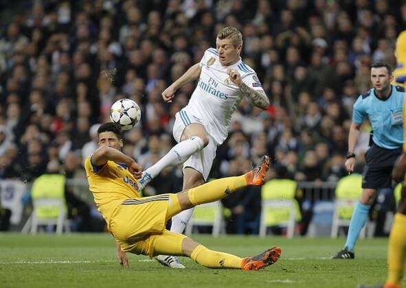 Bilder des Tages - SPORT Soccer match between Real Madrid and Juventus, second leg of quarter finals of the Champions League 2017 2018, held at the Santiago Bernabeu stadium, in Madrid. (Photo: Jose Cuesta 261 Cordon Press). Toni Kroos  xJosexLuisxCuestax xx