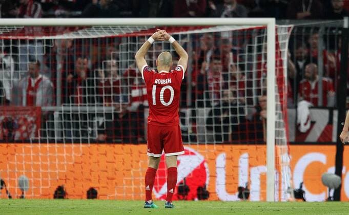 UEFA Champions League FC Bayern Munich Sevilla FC Quarter-finals Relegation Quarter Finals 2nd leg 11 04 2018 in the Allianz Arena Season 2017 18 xmdx Arjen ROBBEN 10 FC Bayern Muenchen hand over torchance FC Bayern Muenchen Sevilla FC