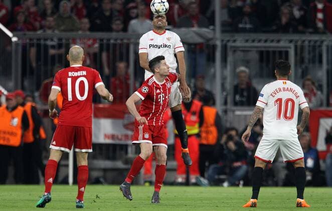 UEFA Champions League FC Bayern Munich Sevilla FC Quarter-finals Relegation Quarter Finals 2nd leg 11 04 2018 in the Allianz Arena Season 2017 18 xmdx Gabriel MERCADO 25 Sevilla FC Robert LEWANDOWSKI 9 FC Bayern Muenchen FC Bayern Muenchen Sevilla FC