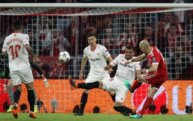 UEFA Champions League FC Bayern Munich Sevilla FC Quarter-finals Relegation Quarter Finals 2nd leg 11 04 2018 in the Allianz Arena Season 2017 18 xmdx Arjen ROBBEN 10 FC Bayern Muenchen hand over torchance Clement LENGLET 5 Sevilla FC in between FC Bayern Muenchen Sevilla FC