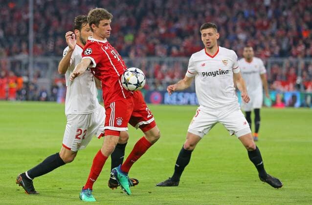 SOCCER - UEFA CL, Bayern vs Sevilla MUNICH,GERMANY,11.APR.18 - SOCCER - UEFA Champions League, quarter finals, FC Bayern Muenchen vs FC Sevilla. Image shows Thomas Mueller (Bayern), Franco Vazquez and Clement Lenglet (Sevilla). GEPAxpictures xThomasxBachun