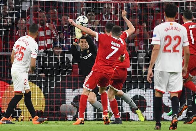 11 04 2018 xjhx Football Champions League Bayern Muenchen FC Sevilla emspor v Franck Ribery FC Bayern Munich Muenchen Robert Lewandowski FC Bayern Munich Muenchen goalkeeper David Soria Sevilla FC holds the ball in Munich