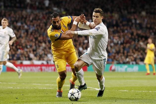 (l-r) Medhi Benatia of Juventus FC, Cristiano Ronaldo of Real Madrid during the UEFA Champions League quarter final match between Real Madrid and Juventus FC at the Santiago Bernabeu stadium on April 11, 2018 in Madrid, Spain UEFA Champions League 2017 2018 xVIxVIxImagesx xMauricexvanxSteenxIVx 10619330
