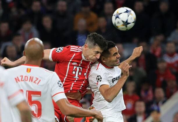 20180411 Quarterfinal CL FC Bayern vs FC Sevilla Allianz Arena Football Sport im Bild Robert Lewandowski FCB wins a Boyle vs Gabriel Mercado FC Sevilla