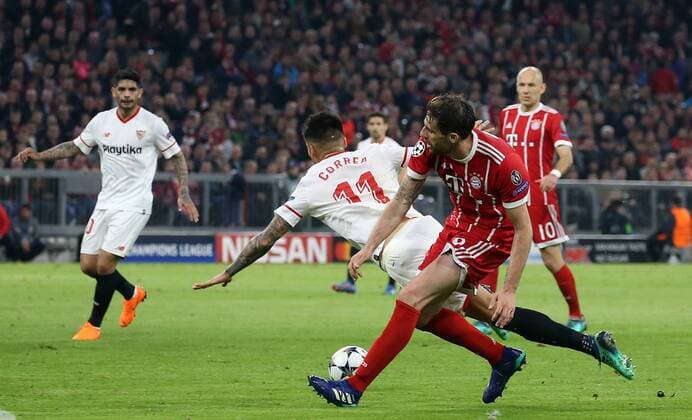UEFA Champions League FC Bayern Munich Sevilla FC Quarter-finals Relegation Quarter Finals 2nd leg 11 04 2018 at the Allianz Arena Season 2017 18 xmdx Joaquin CORREA 11 Sevilla FC Javier MARTINEZ 8 FC Bayern Muenchen FC Bayern Muenchen Sevilla FC