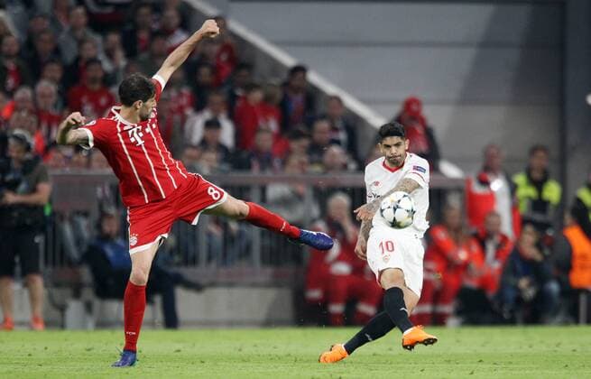 UEFA Champions League FC Bayern Munich Sevilla FC quarter-finals Relegation Quarter Finals 2nd leg 11 04 2018 at the Allianz Arena season 2017 18 xmdx Javier MARTINEZ 8 FC Bayern Muenchen Ever BANEGA 10 Sevilla FC Bayern Munich Muenchen Sevilla FC
