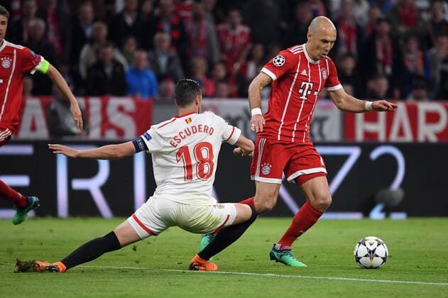 FOOTBALL CHAMPIONS LEAGUE SEASON 2017 2018 QUARTERLY FINAL FC Bayern Muenchen FC Sevilla 11 04 2018 Sergio Escudero left FC Sevilla against Arjen Robben re FC Bayern Munich Muenchen