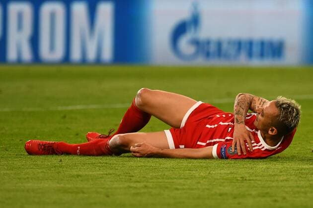 11 04 2018 xjhx Football Champions League Bayern Muenchen FC Sevilla emspor v l Rafinha FC Bayern Munich is injured on the ground must be treated Muenchen