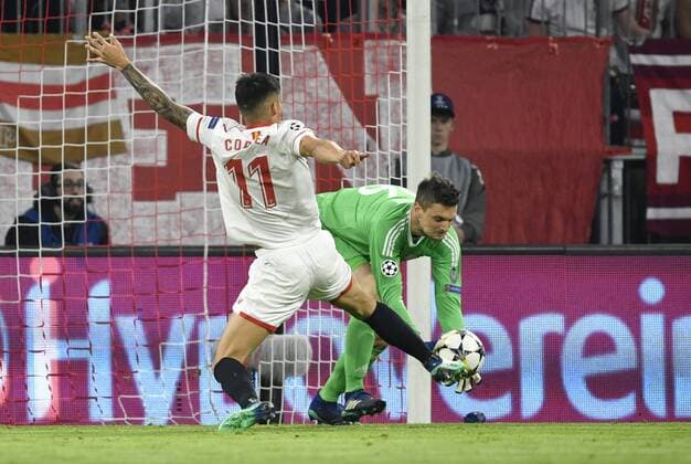 Goalkeeper Sven Ulreich FC Bayern Munich rescues Joaquin Correa FC Sevilla Action FC Bayern Munich FCB vs Sevilla FC UEFA Champions League CL Quarter-finals 2nd leg match 2017 2018 Munich Allianz Arena 11 04 2018 FC Bayern Munich FCB vs Sevilla FC