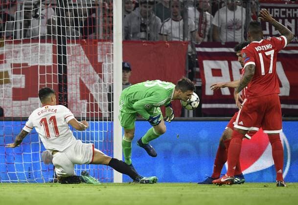 Goalkeeper Sven Ulreich FC Bayern Munich rescues Joaquin Correa FC Sevilla Action FC Bayern Munich FCB vs Sevilla FC UEFA Champions League CL Quarter-finals 2nd leg match 2017 2018 Munich Allianz Arena 11 04 2018 FC Bayern Munich FCB vs Sevilla FC