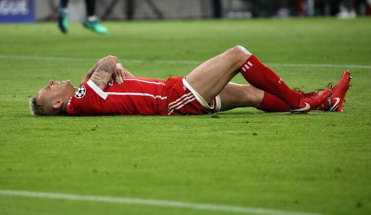 UEFA Champions League FC Bayern Munich Sevilla FC quarter-finals Relegation Quarter Finals 2nd leg 11 04 2018 in the Allianz Arena season 2017 18 xmdx RAFINHA 13 Bayern Munich injured on the shoulder FC Bayern Muenchen Sevilla FC
