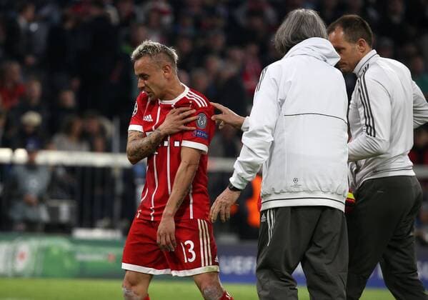UEFA Champions League FC Bayern Munich Sevilla FC quarter-finals Relegation Quarter Finals 2nd leg 11 04 2018 in the Allianz Arena season 2017 18 xmdx RAFINHA 13 Bayern Munich injured on the shoulder FC Bayern Muenchen Sevilla FC