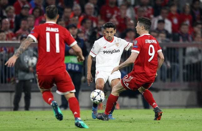 UEFA Champions League FC Bayern Munich Sevilla FC quarter-finals Relegation Quarter Finals 2nd leg 11 04 2018 at the Allianz Arena Season 2017 18 xmdx Jesus NAVAS 16 Sevilla FC Robert LEWANDOWSKI 9 FC Bayern Muenchen FC Bayern Muenchen Sevilla FC