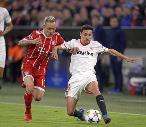11 04 2018 Football UEFA Champions League 2017 2018 Quarter-finals 2nd leg FC Bayern Munich Sevilla FC at Allianz Arena Munich v li Rafinha FC Bayern Munich v Jesus Navas FC Sevilla
