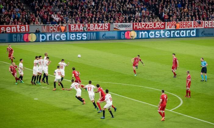 11 April 2018 Muenchen Allianz Arena Football UEFA Champions League Quarter-finals FC Bayern Muenchen FC Sevilla Muenchens James Rodriguez scores a free-kick