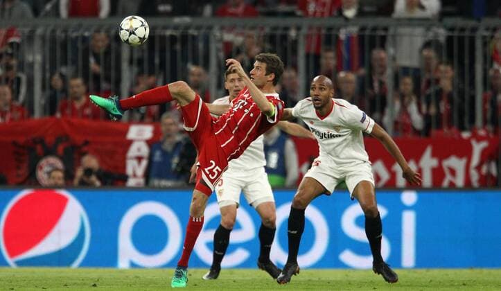 UEFA Champions League FC Bayern Munich Sevilla FC Quarter-finals Relegation Quarter Finals 2nd leg 11 04 2018 at the Allianz Arena season 2017 18 xmdx Thomas MUELLER MÜLLER 25 FC Bayern Munich Steven NZONZI 15 Sevilla FC Bayern Munich Muenchen Sevilla FC