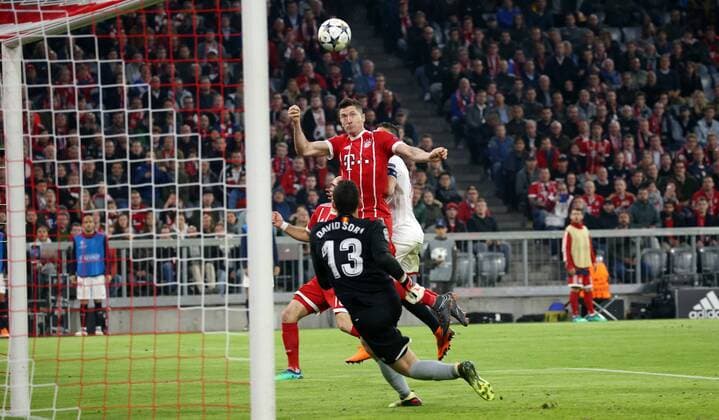 UEFA Champions League Bayern Munich Sevilla FC Quarter-finals Relegation Quarter Finals 2nd leg 11 04 2018 at Allianz Arena Season 2017 18 xmdx Robert LEWANDOWSKI 9 FC Bayern Muenchen hand over goal against David SORIA 13 Goalkeeper Sevilla FC Bayern Muenchen Sevilla FC