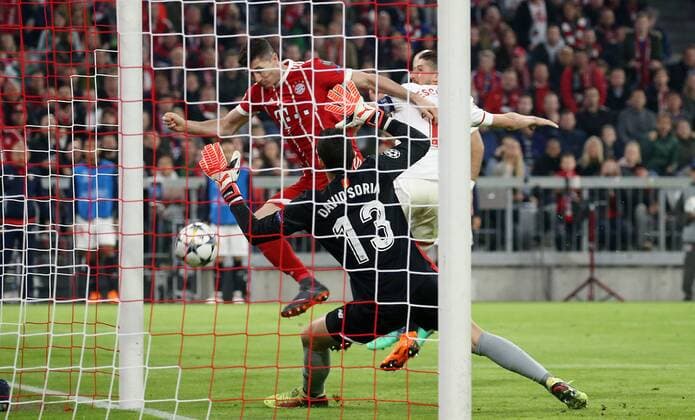 UEFA Champions League Bayern Munich Sevilla FC Quarter-finals Relegation Quarter Finals 2nd leg 11 04 2018 at Allianz Arena Season 2017 18 xmdx Robert LEWANDOWSKI 9 FC Bayern Muenchen hand over goal against David SORIA 13 Goalkeeper Sevilla FC Bayern Muenchen Sevilla FC