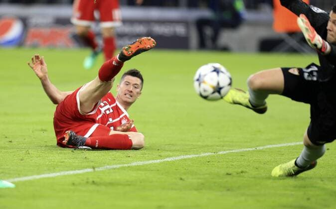 11 04 2018 Football UEFA Champions League 2017 2018 Quarter-finals 2nd leg FC Bayern Munich Sevilla FC at Allianz Arena Munich Robert Lewandowski left FC Bayern Munich against David Soria FC Sevilla