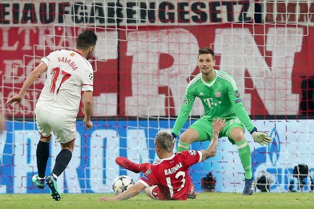 Pablo Sarabia FC Sevilla 17 Rafinha Bayern Munich 13 klaert Goalkeeper Sven Ulreich FC Bayern Muenchen 26 Bayern Munich vs Sevilla FC Champions League Quarter Finals Soccer 11 04 2018 Muenchen Copyright: xLanger Eibner-Pressefotox EP_HLR