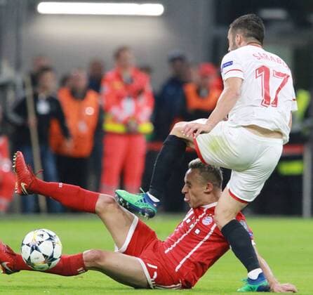 Rafinha Bayern saves Sarabia Sevilla FC and is injured Football UEFA Champions League FC Bayern Munich Sevilla FC 11 04 2018