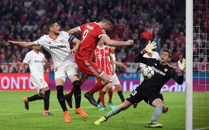 FOOTBALL CHAMPIONS LEAGUE SEASON 2017 2018 QUARTERLY FINAL RECEPTION Bayern Munich Muenchen FC Sevilla 11 04 2018 Sergio Escudero left and goalkeeper David Soria re both FC Sevilla against Robert Lewandowski Bayern Munich Muenchen