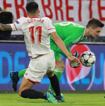 Sven Ulreich FC Bayern rescues Correa Sevilla FC Soccer UEFA Champions League FC Bayern Munich Sevilla FC 11 04 2018