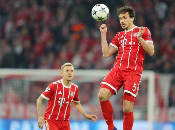 SOCCER - UEFA CL, Bayern vs Sevilla MUNICH,GERMANY,11.APR.18 - SOCCER - UEFA Champions League, quarter finals, FC Bayern Muenchen vs FC Sevilla. Image shows Rafinha and Mats Hummels (Bayern). GEPAxpictures xThomasxBachun